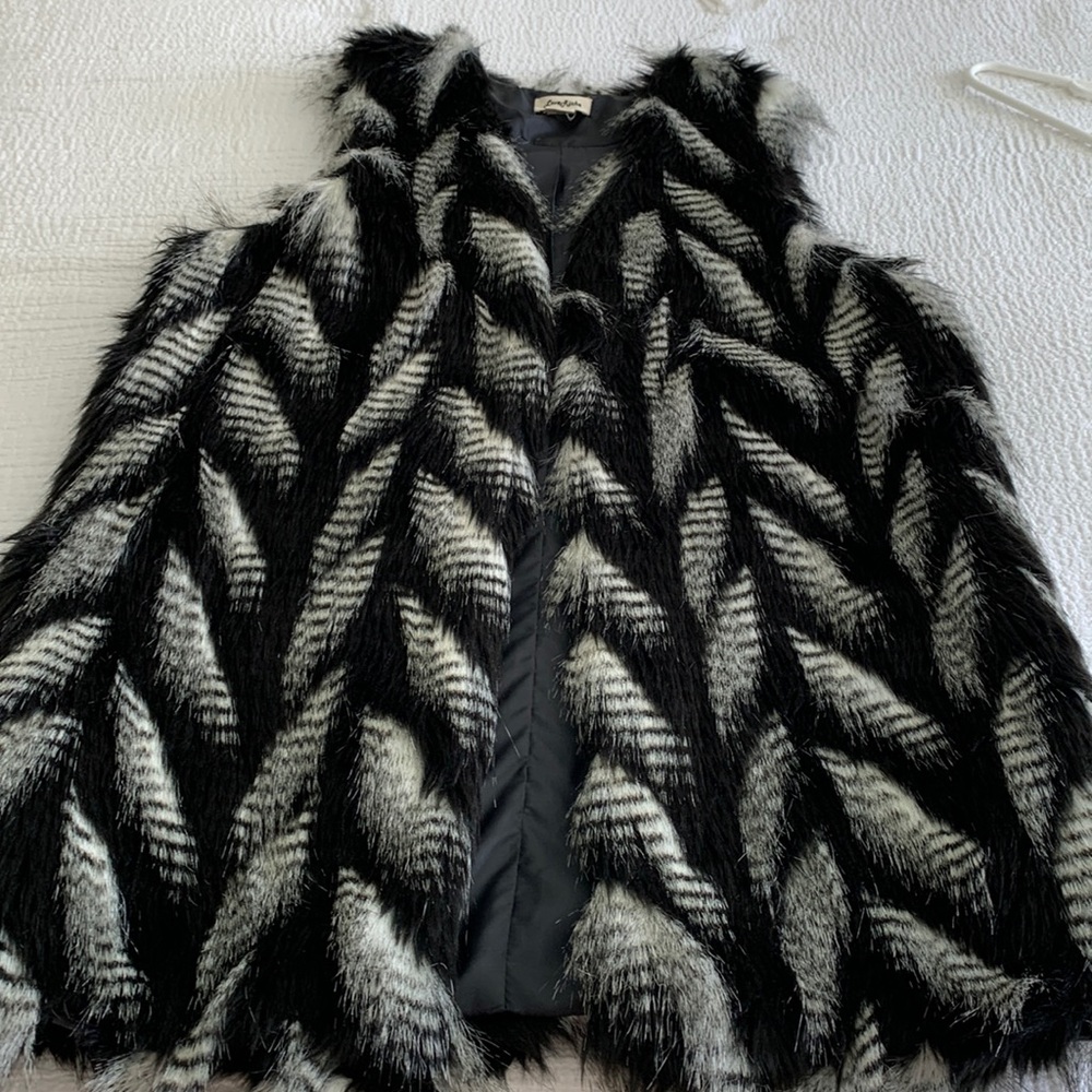 Love riche fur vest in unique black and white pattern, medium, lightweight vest